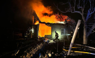 В українському місті внаслідок падіння уламків БПЛА спалахнула пожежа: є загиблий