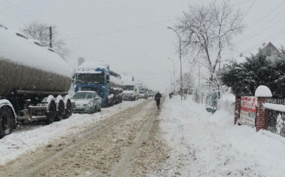 Негода скувала рух на західному кордоні Україні 