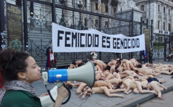 В Аргентині жінки влаштовують голі протести проти «феміциду». ФОТО
