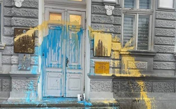 У Криму будівлю окупаційної влади облили жовтою і блакитною фарбою