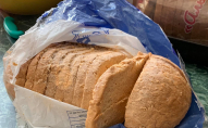 «Смердить пластмасою і осипається»: лучанка поскаржилися на «Теремно хліб». ФОТО
