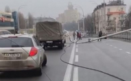 Пошкоджено 8 авто: у Києві на мосту одночасно впали три ліхтарі. ВІДЕО