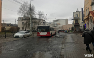 У центрі Луцька затор: чому тролейбус заблокував рух авто