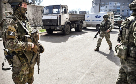 В українському місті росіяни у цивільному одязі тікають з поля бою