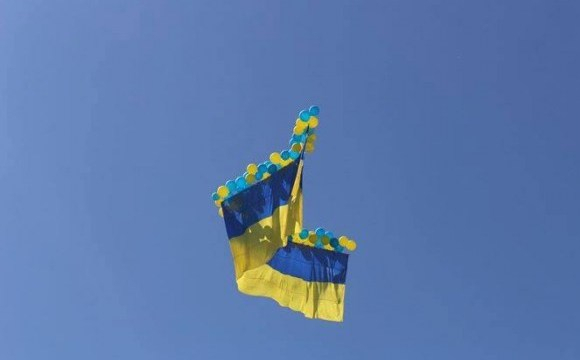У небі над окупованою територією на повітряних кульках літає прапор України. ВІДЕО