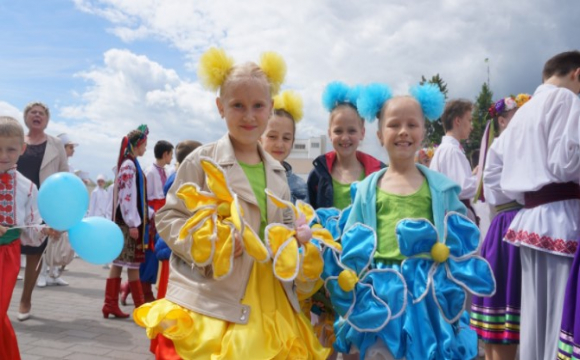Марш, концерт та багато танців: у Луцьку відсвяткували День захисту дітей. ФОТО