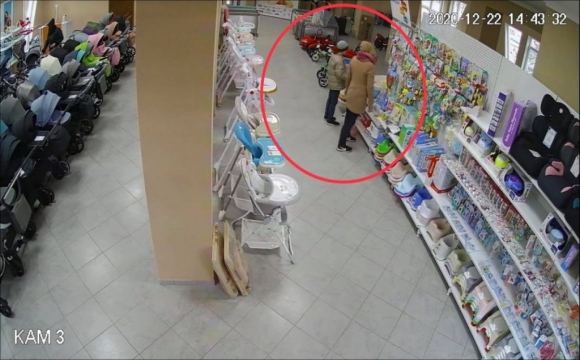 У Нововолинську жінка з маленькою дитиною обікрала магазин. ВІДЕО