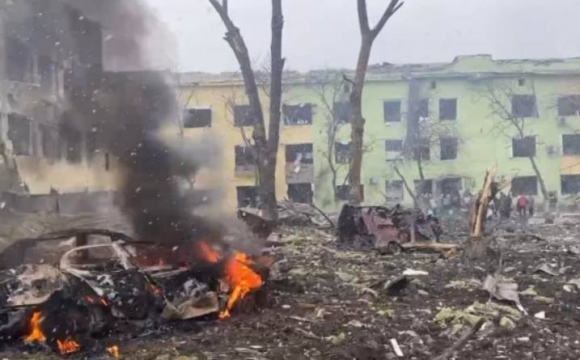 В Маріуполі окупанти здійснили авіаналіт на пологовий будинок. ВІДЕО