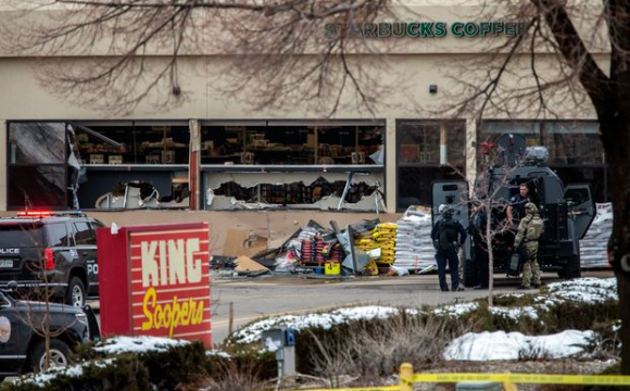 У США невідомий відкрив стрілянину в супермаркеті: загинули 10 людей. ВІДЕО