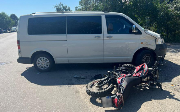 У Волинській області водійка буса збила неповнолітнього мотоцикліста: він у лікарні