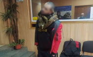 П'яний чоловік зі зміями на шиї чіплявся до людей у Києві. ФОТО
