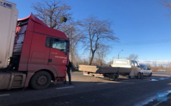 У Нововолинську трапилась аварія за участь 3 авто