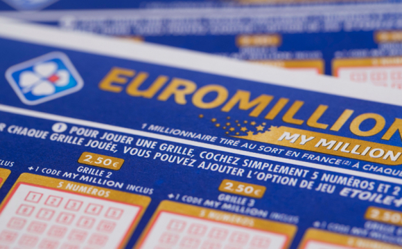 Українець на заправці купив лотерейний квиток та виграв 500 000 євро