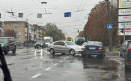 У Луцьку на перехресті зіткнулись два авто: рух ускладнений