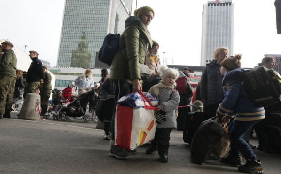 У Польщі українських біженців змушують повернути грошову допомогу