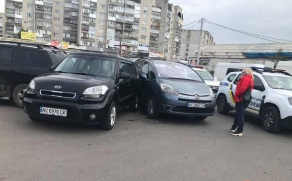 У Луцьку біля автостанції трапилося масштабне ДТП, зіткнулося сім автівок. ФОТО