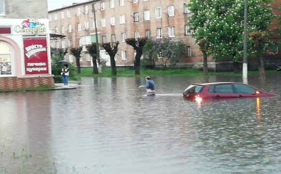 Води по пояс: Червоноград затопила масштабна злива. ФОТО. ВІДЕО 