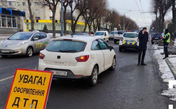 Перебігала дорогу: деталі аварії у Луцьку. ФОТО