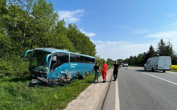 На дорозі зіткнулись два авто та екскурсійний автобус: є загиблі. ФОТО