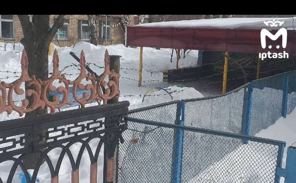 Дитяча «зона»: в Росії дитсадок огородили колючим дротом. ФОТО