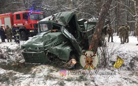 На Львівщині потрапила в аварію вантажівка з військовими, є постраждалі. ВІДЕО