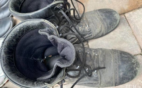 Окупанти воюють проти України у вкрадених шкіряних туфлях? ФОТО