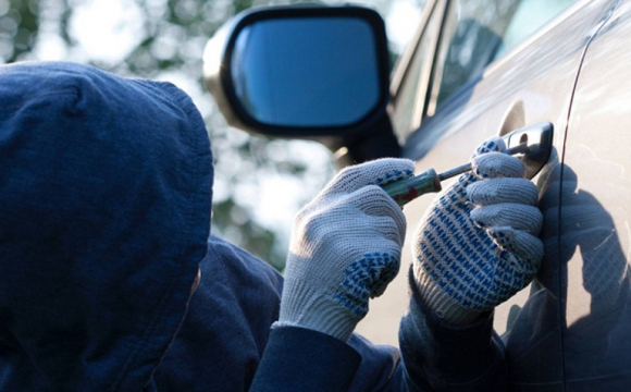 «Малолітні злочинці»: лучанка поскаржилася на 10-річних хлопців, які грабують автомобілі. ФОТО
