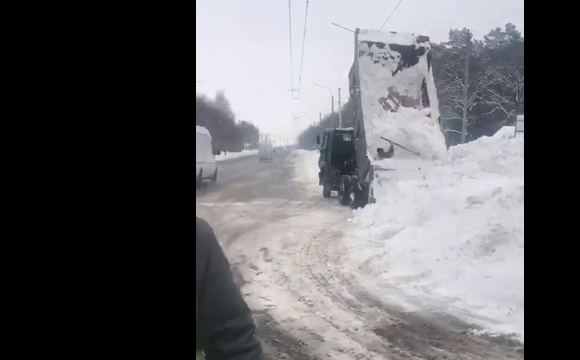 Покарали волинянина, який висипав сніг на чужу дорогу. ВІДЕО