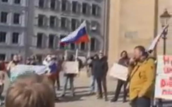 Росіяни, які живуть в Німеччині, вийшли на мітинг проти прийому біженців з України. ВІДЕО