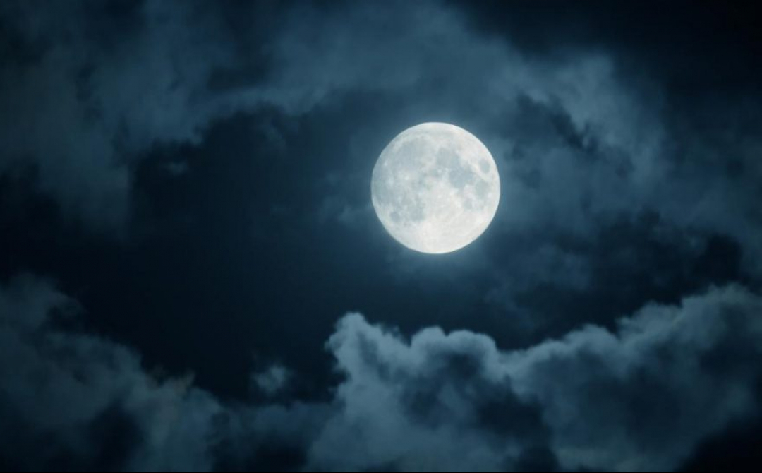 Полнолуние каждые. Что такое полнолуние это опасно. Лунное небо. Темное небо с луной. Почему когда смотришь на луну видно лицо.