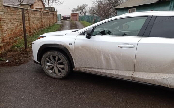 У Рованцях автохам заблокував виїзд. ФОТО