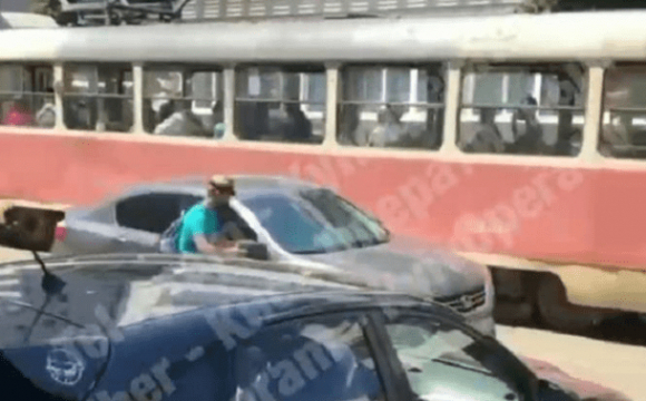 У Києві пасажир вискочив з трамвая і влаштував вендету автомобілю. ВІДЕО