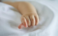 П'яний чоловік випадково впав з двомісячною дитиною: немовля загинуло на місці