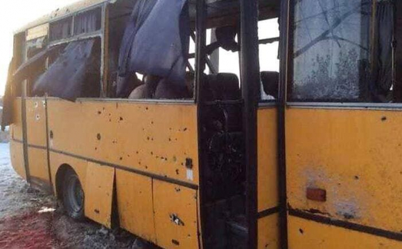 Автобус з переселенцями потрапив під обстріл окупантів