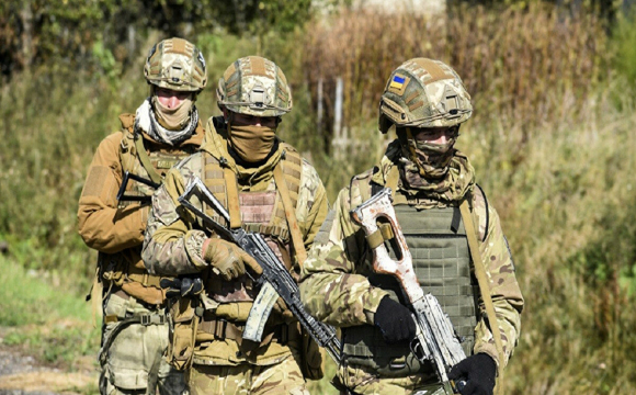 Міністр оборони Британії навчає українських військових 