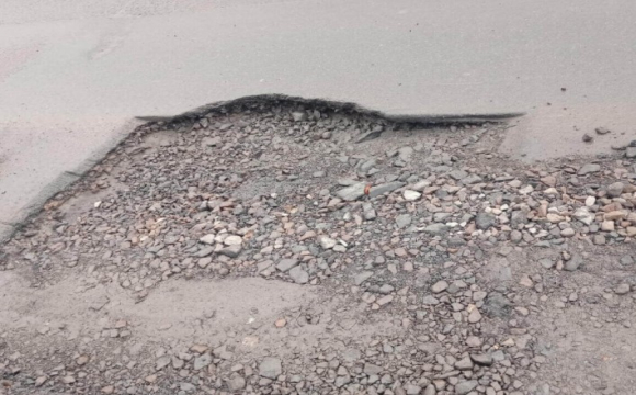 У Луцьку водій пошкодив авто через величезну яму на дорозі. ФОТО