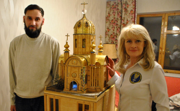 Харків’янин 22 роки робив макет храму із сірників, бісеру та золота