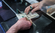 Українцям розповіли, як правильно поміняти долари: є важлива деталь