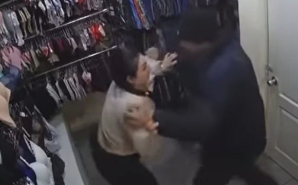 Чоловік у магазині майже зґвалтував продавчиню. ВІДЕО