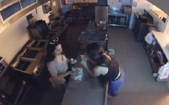 П'яні дівчата та сирі пельмені: правопорушниці вторглися у закрите кафе заради їжі. ВІДЕО