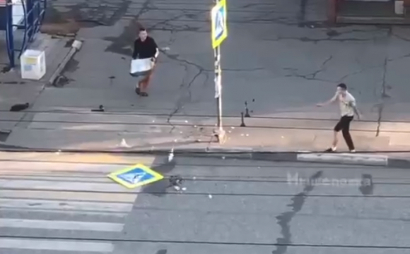 На росії чоловіки напали на дорожні знаки через синьо-жовту почначку. ВІДЕО