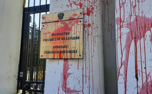 Російського посла в Польщі облили фарбою під крики «фашисти». ВІДЕО