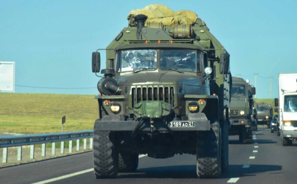 Росіяни перекидають колону військових вантажівок у напрямку українського міста