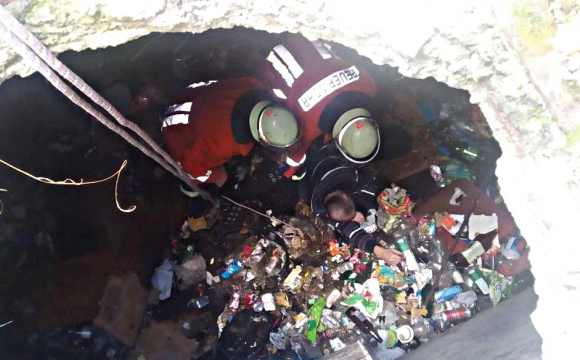 Обв'язали ременями: двох людей рятували з 4-метрової сміттєвої ями