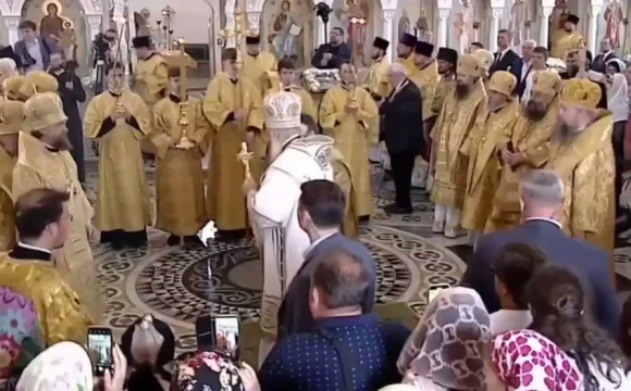 Патріарх РПЦ гепнувся під час освячення храму