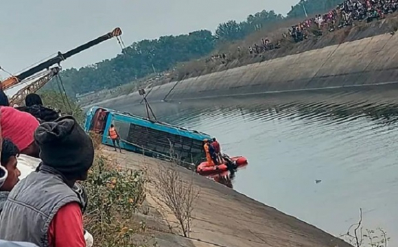 В Індії автобус з'їхав з мосту: щонайменше 40 загиблих