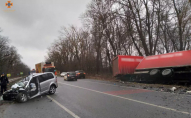 На заході України внаслідок зіткнення вантажівки і легковика загинуло двоє людей. ФОТО 