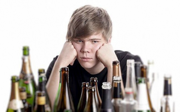 Дослідження: діти освічених батьків частіше вживають алкоголь та скоюють крадіжки