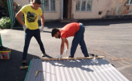 На заході України група ромів, які нищили паркан на території ТЦК, полагодили його