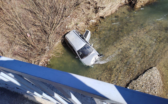 Водій авто злетів з моста у річку. ФОТО - volynfeed.com